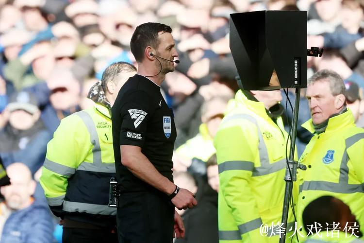 英超裁判争议不断!曼联遇判罚风波,对手手球漏判锁喉仅黄牌 英超裁判争议不断!曼联遇判罚风波,对手手球漏判锁喉仅黄牌